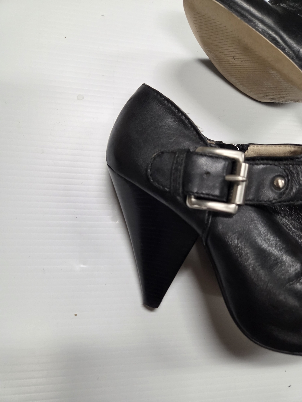 MICHAEL KORS WOMEN'S BLACK LEATHER SIDE ZIP HEELED ANKLE BOOTIES SIZE 7 - Picture 2 of 7